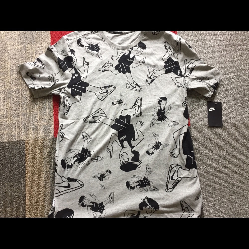 Nike nsw Mens tee size large NWT